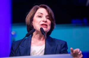 Amy Klobuchar, 초당파 인공지능 안전 법안 추진