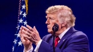 Trump의 7월 4일 연설 지연, 사이버·문화 전쟁 수사를 강화하는 신호로 나타나다